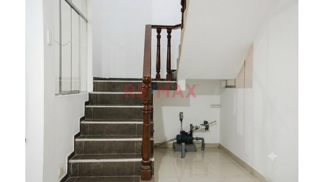 Casa De 3 Pisos En Venta Urb. Rosa De America I - 12