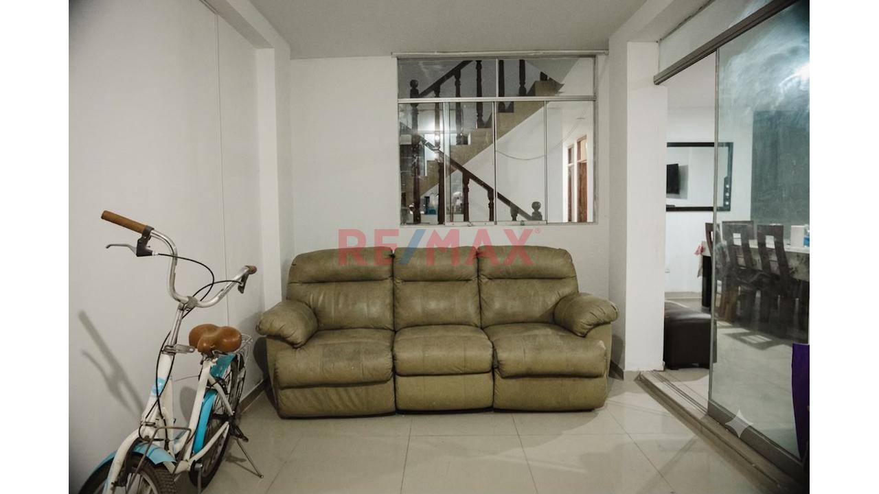 Casa De 3 Pisos En Venta Urb. Rosa De America I - 7