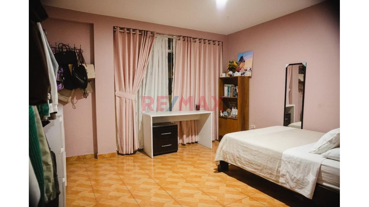 Casa De 3 Pisos En Venta Urb. Rosa De America I - 18