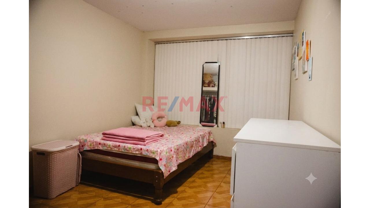 Casa De 3 Pisos En Venta Urb. Rosa De America I - 17