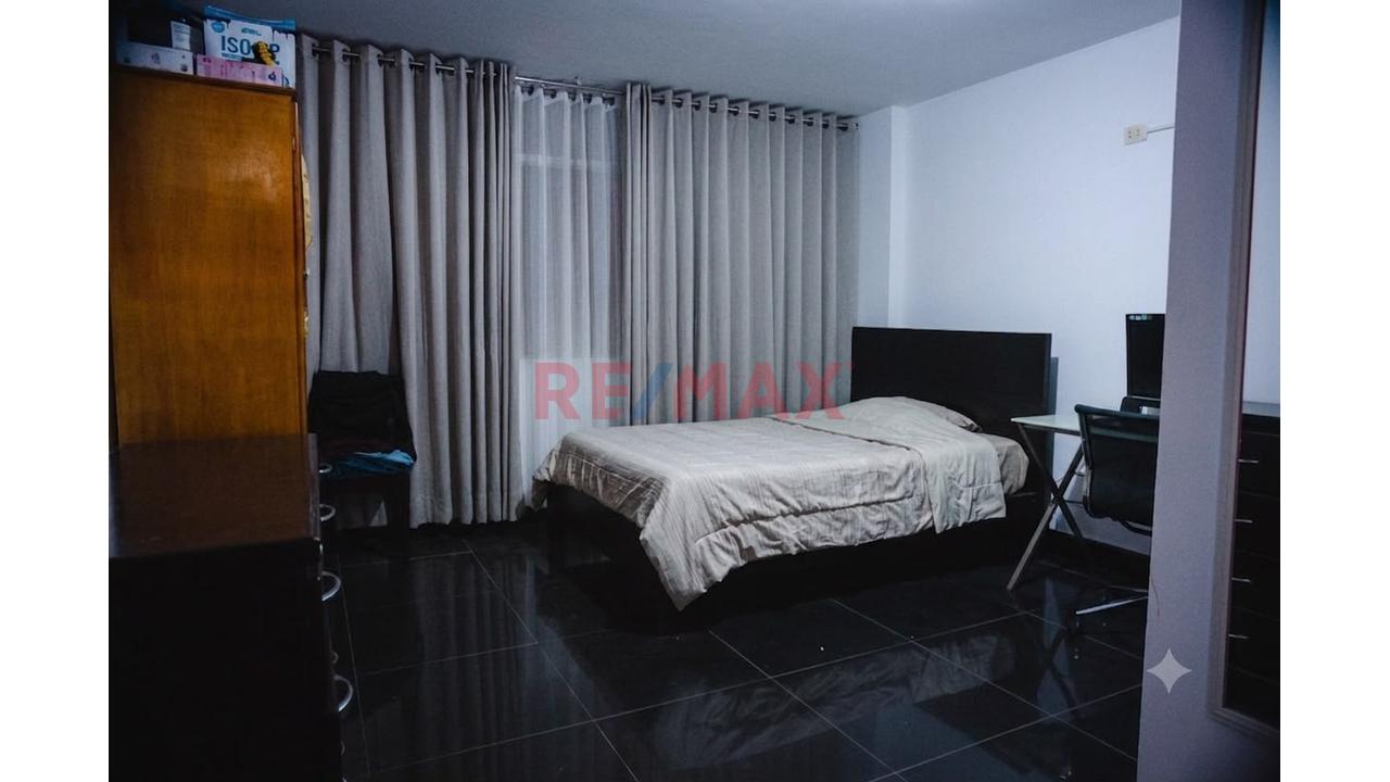 Casa De 3 Pisos En Venta Urb. Rosa De America I - 14