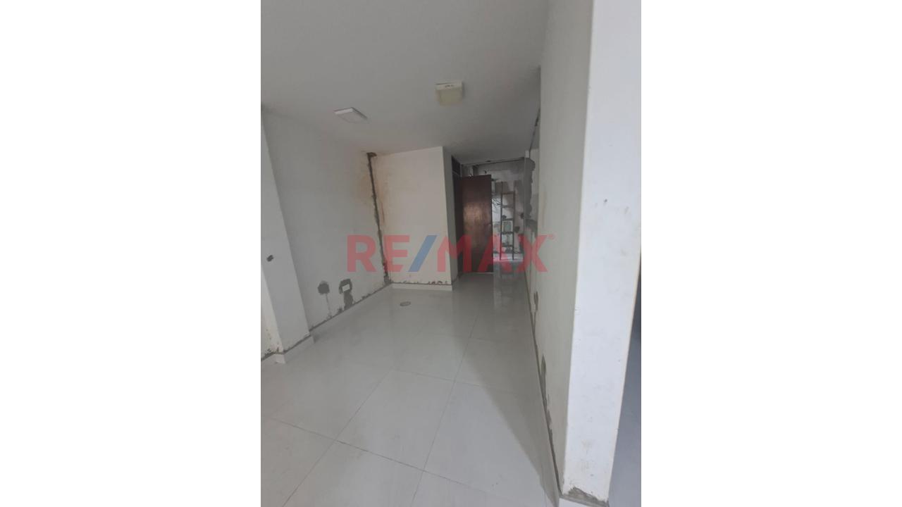 Se Alquila Local Comercial En Excelente Ubicacion.. Plena Avenida Comercial Primer Piso - 2