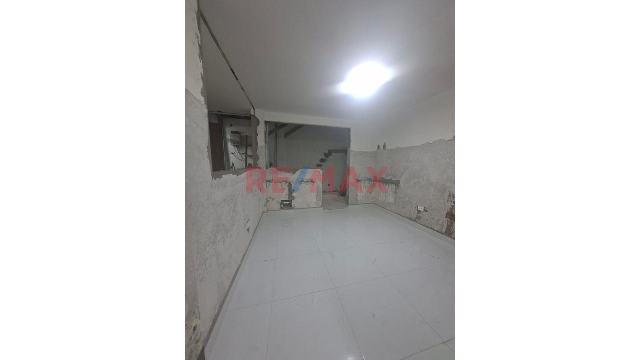 Se Alquila Local Comercial En Excelente Ubicacion.. Plena Avenida Comercial Primer Piso - 5