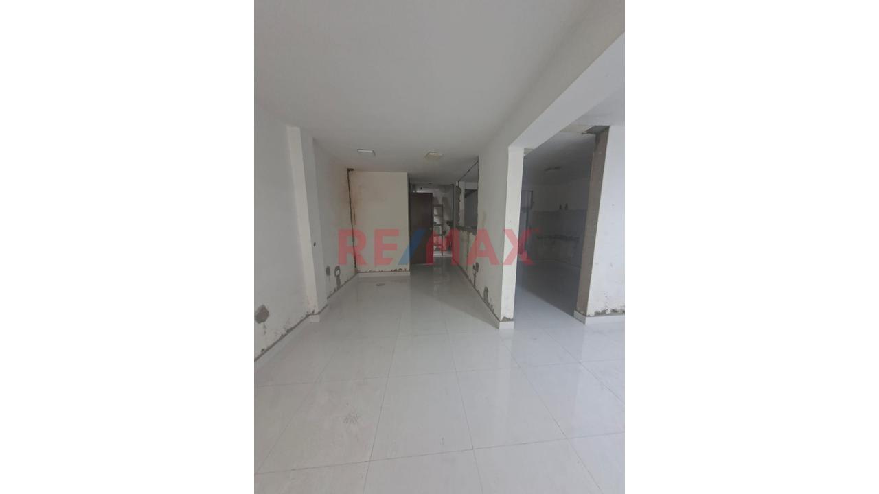 Se Alquila Local Comercial En Excelente Ubicacion.. Plena Avenida Comercial Primer Piso - 7