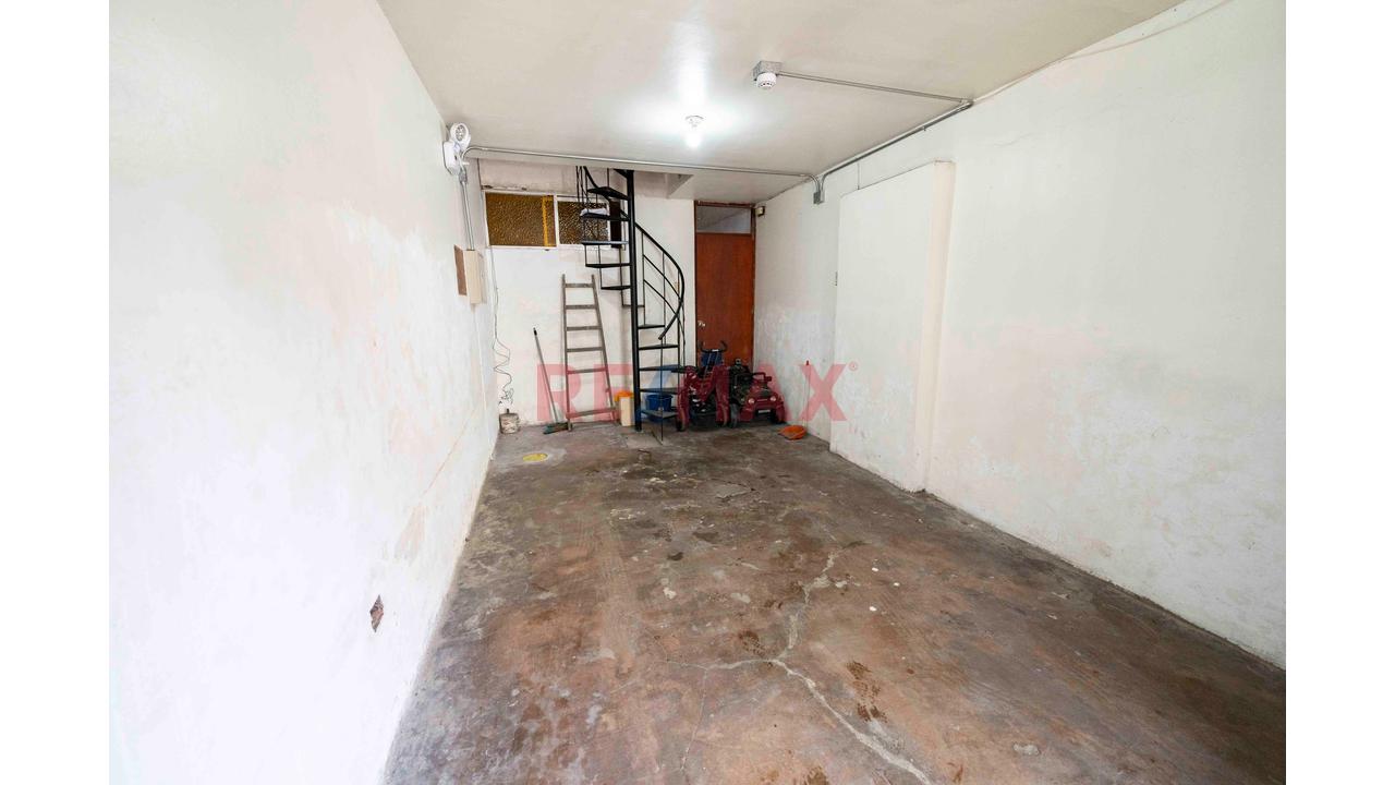 🏡 ¡Se Vende Amplia Casa Con Excelente Ubicación En San Juan De Miraflores! - 19