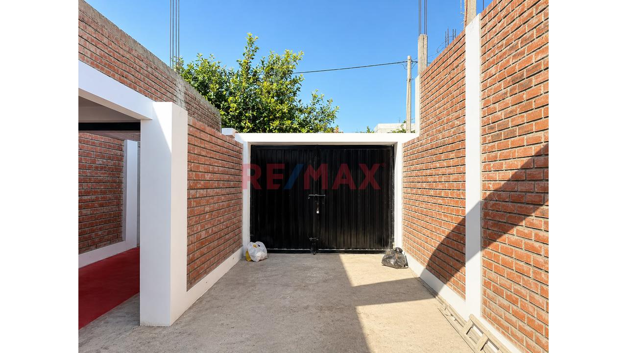 Casa Con Estacionamiento En Venta - 3