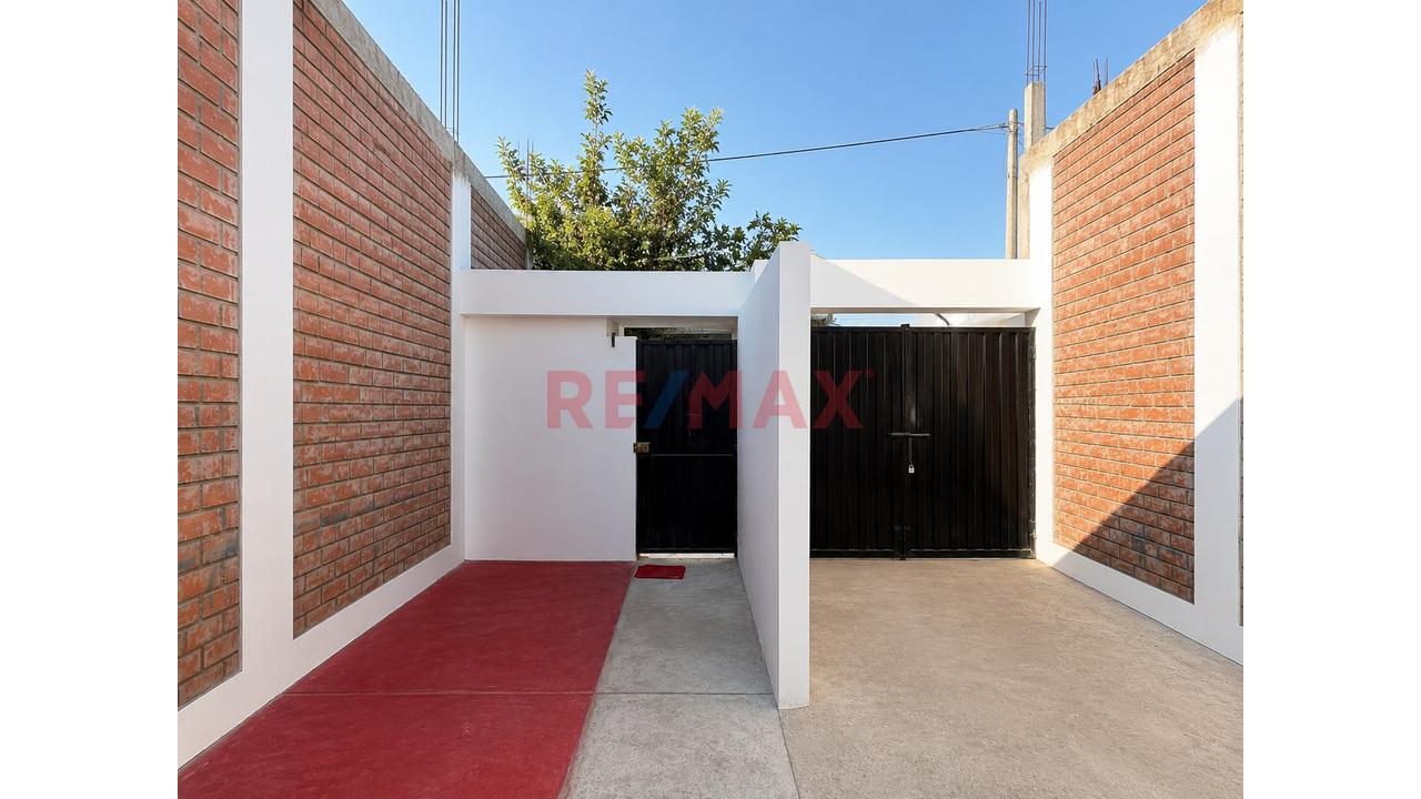 Casa Con Estacionamiento En Venta - 2