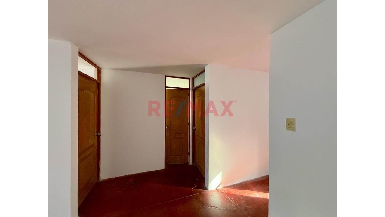 Casa Con Estacionamiento En Venta - 4
