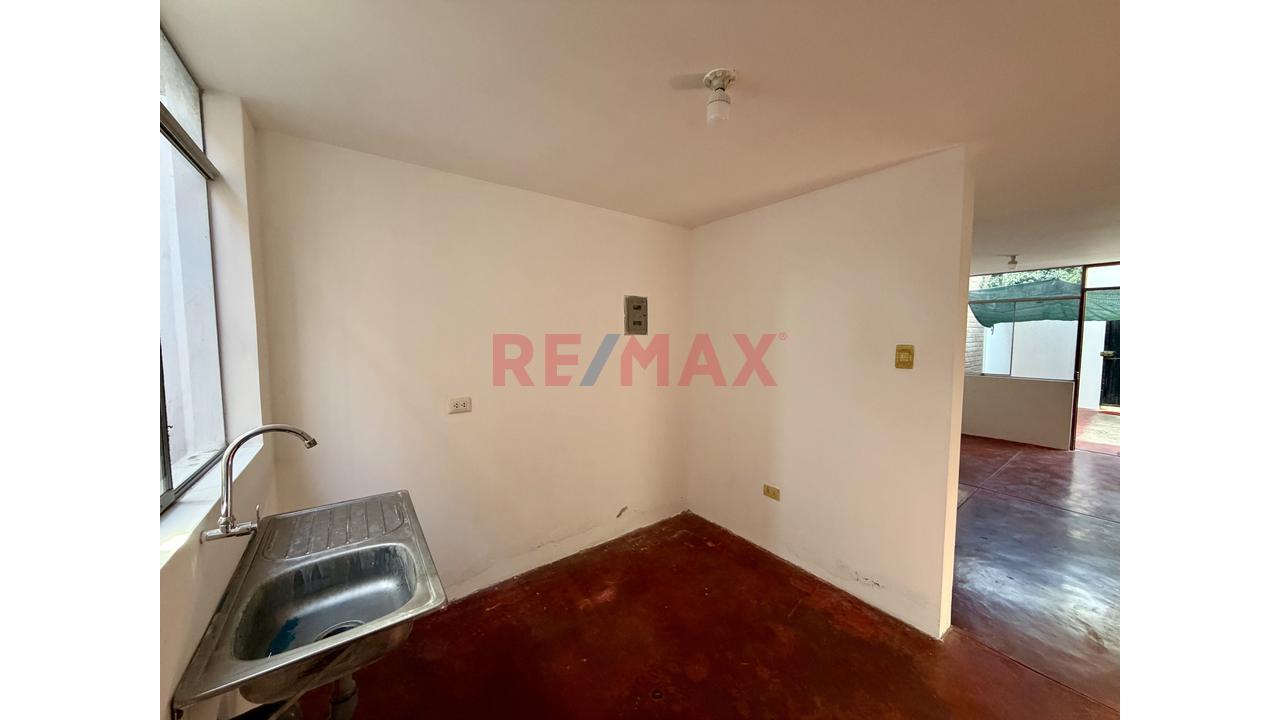 Casa Con Estacionamiento En Venta - 6