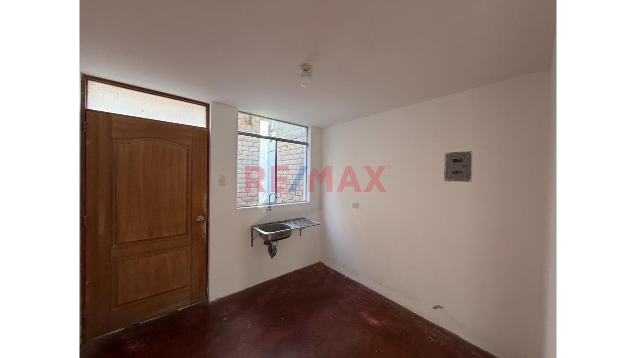 Casa Con Estacionamiento En Venta - 8