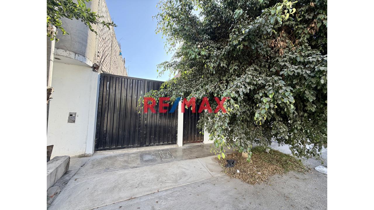 Casa Con Estacionamiento En Venta - 1