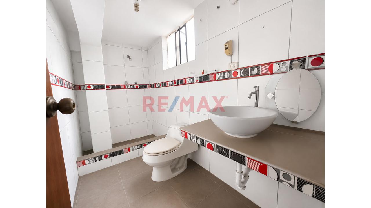 Se Vende Amplio Y Cómodo Departamento En Segundo Piso Frente A La Avenida Coronel Samuel Alcazar — foto 7