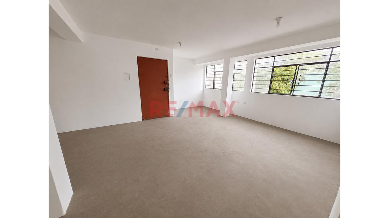 Se Vende Amplio Y Cómodo Departamento En Segundo Piso Frente A La Avenida Coronel Samuel Alcazar — foto 2