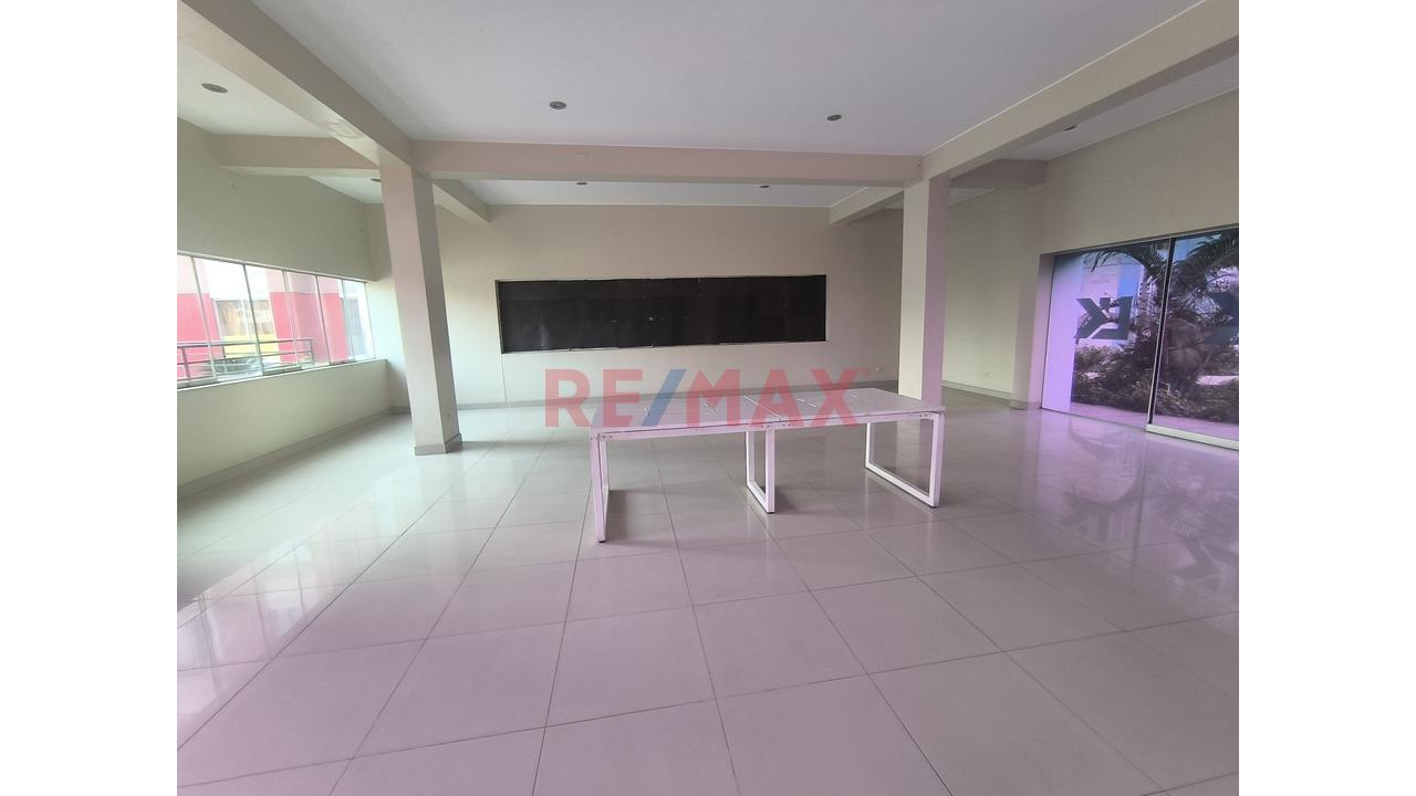 Vendo Exclusivo Local Comercial De 456 M² | Con Piscina En Ate — foto 7