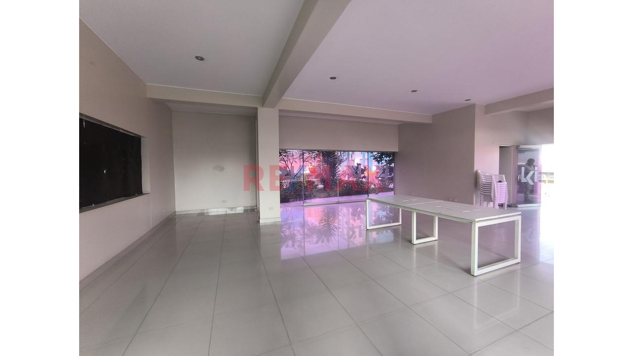 Vendo Exclusivo Local Comercial De 456 M² | Con Piscina En Ate — foto 9