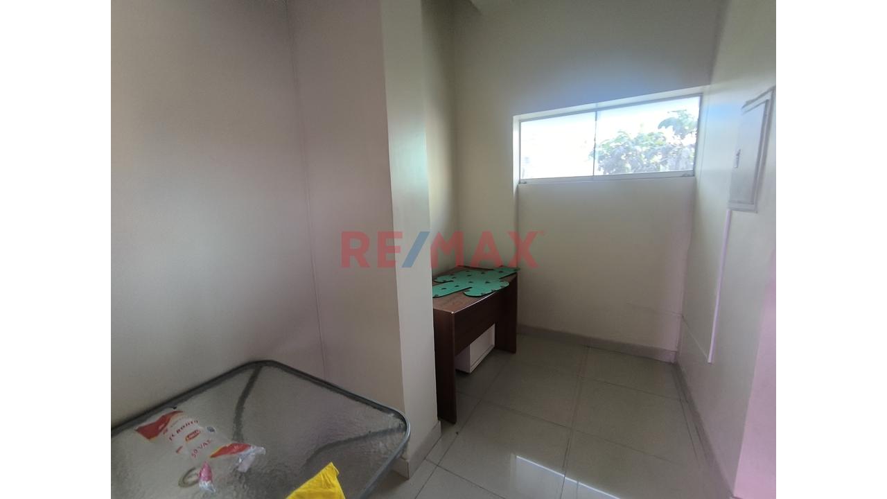 Vendo Exclusivo Local Comercial De 456 M² | Con Piscina En Ate — foto 14