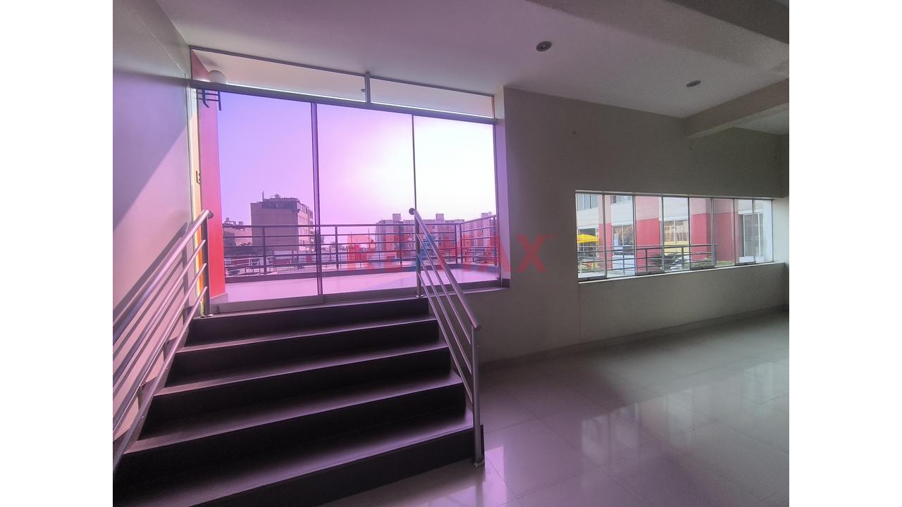 Vendo Exclusivo Local Comercial De 456 M² | Con Piscina En Ate — foto 8