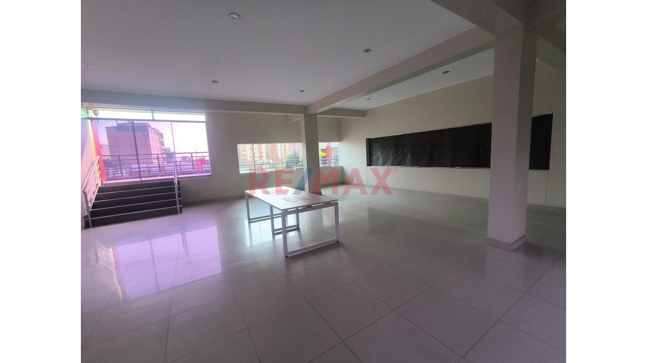 Vendo Exclusivo Local Comercial De 456 M² | Con Piscina En Ate — foto 11