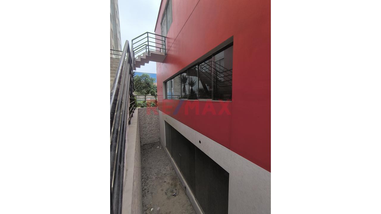 Vendo Exclusivo Local Comercial De 456 M² | Con Piscina En Ate — foto 3