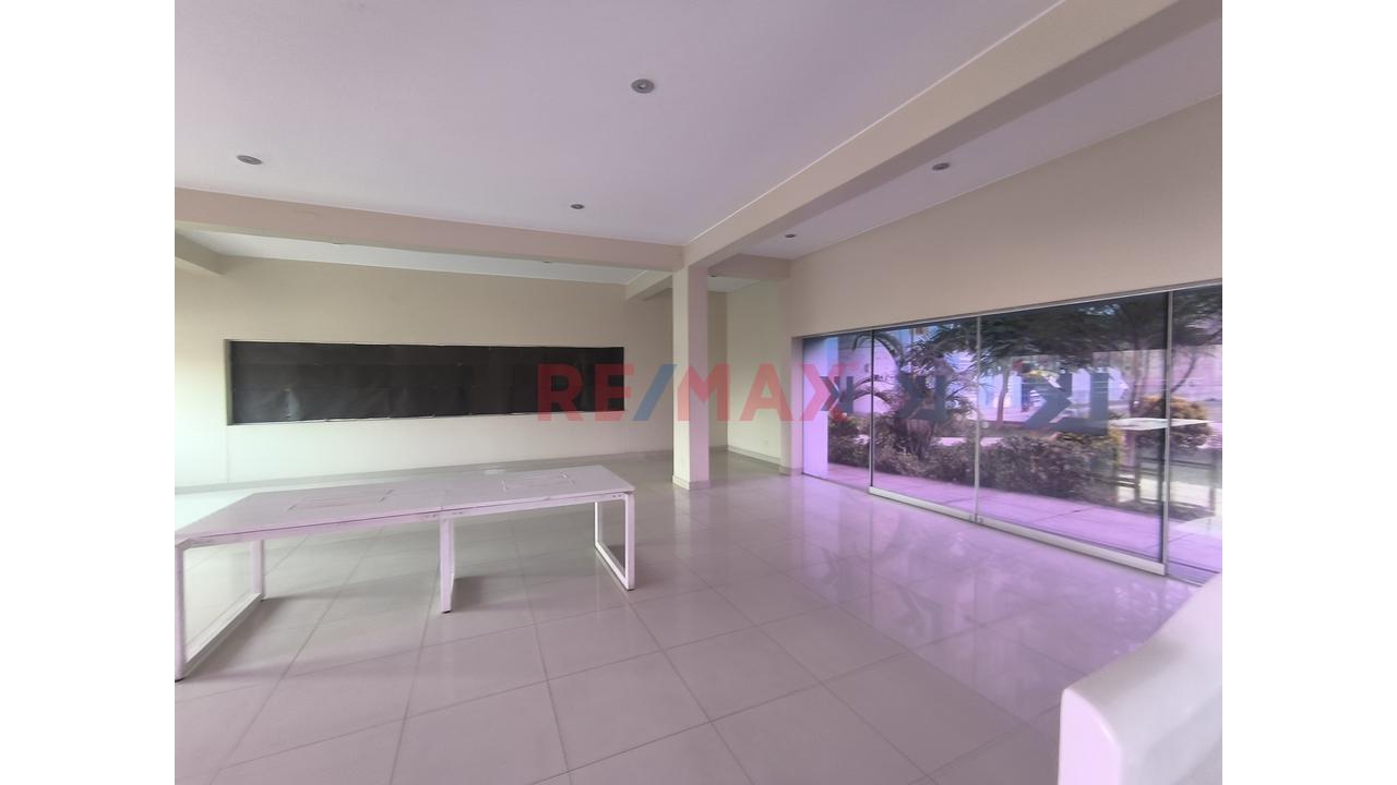 Vendo Exclusivo Local Comercial De 456 M² | Con Piscina En Ate — foto 12