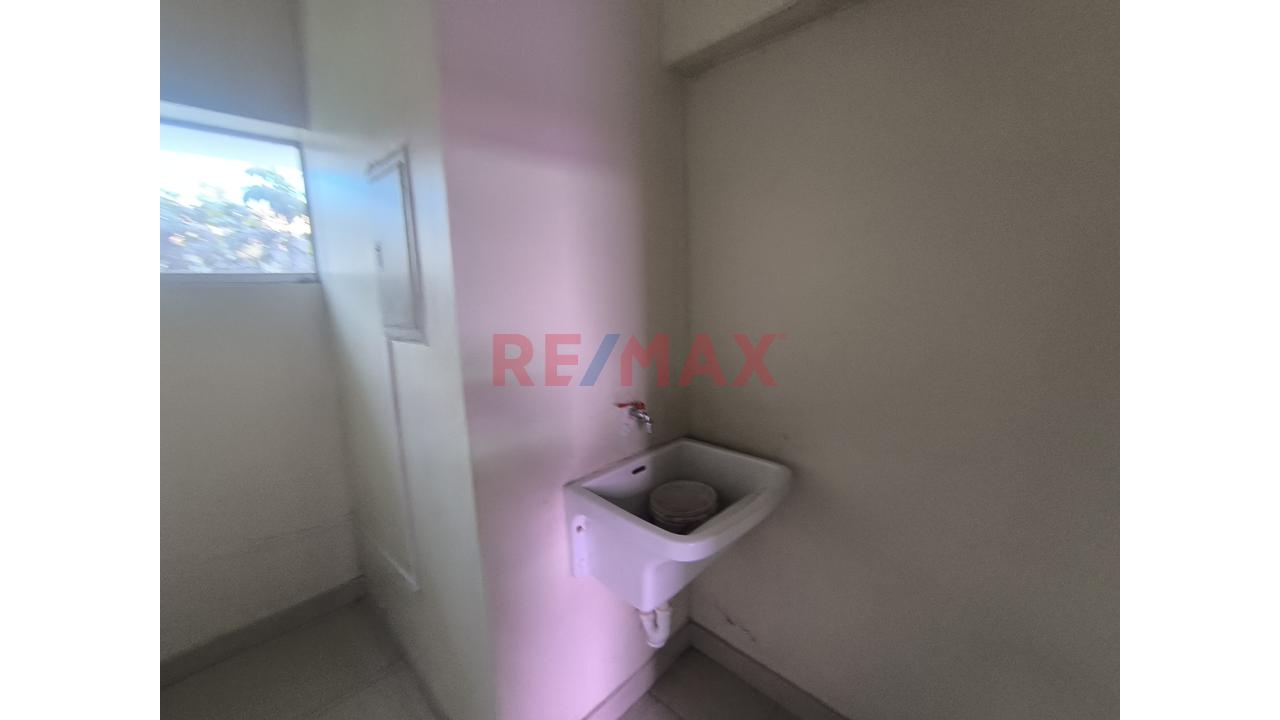 Vendo Exclusivo Local Comercial De 456 M² | Con Piscina En Ate — foto 15