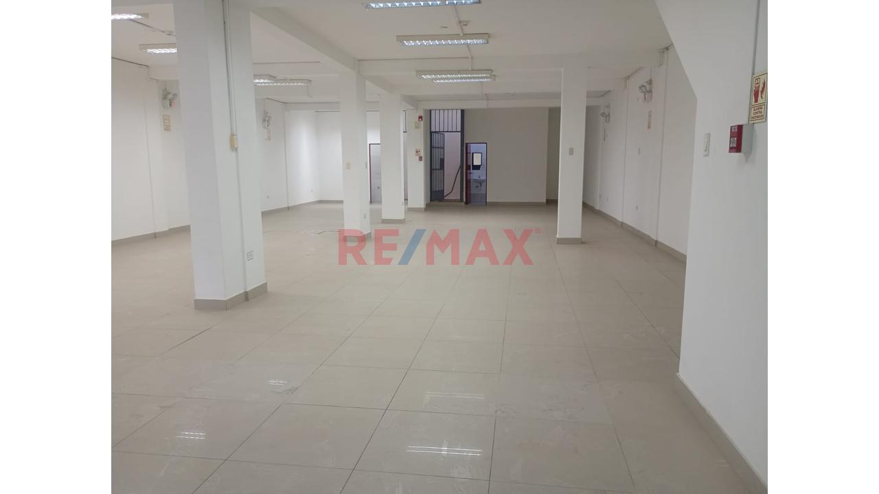 Alquilo Estratégico Local Comercial | Máxima Exposición, Planta Libre Y Zonificación Cz | 170M2