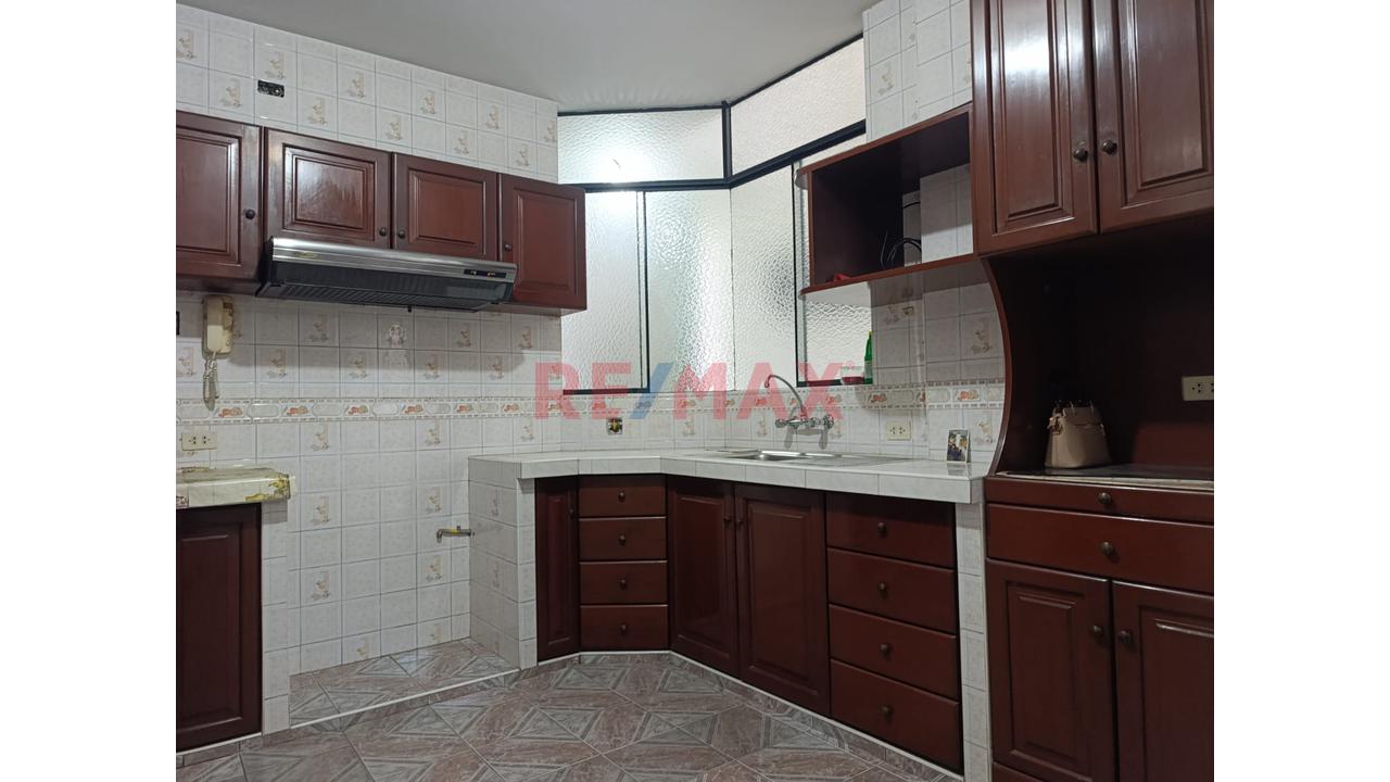 Casa En Esquina De 165 M² En Los Olivos | Ideal Para Inversión O Vivienda Multifamiliar — foto 8