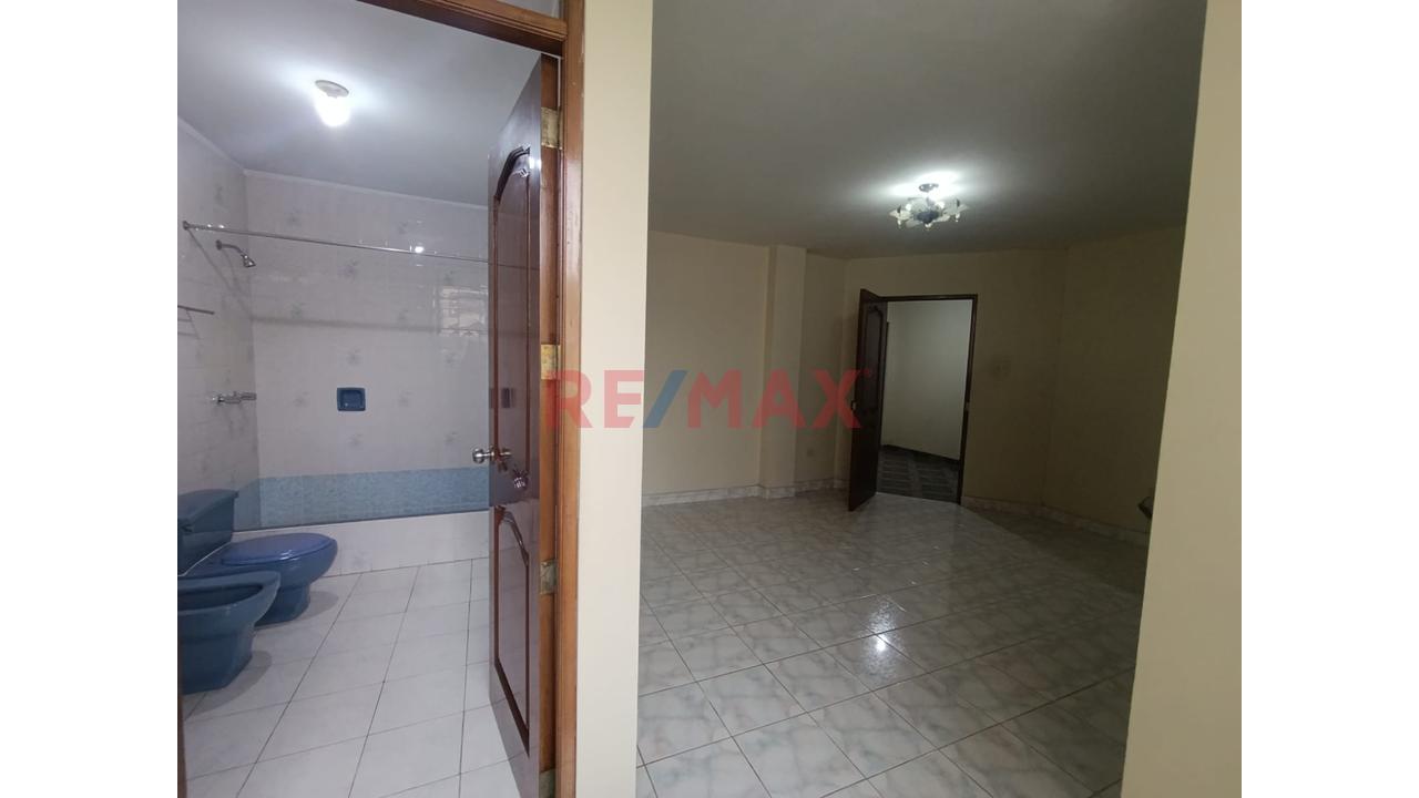 Casa En Esquina De 165 M² En Los Olivos | Ideal Para Inversión O Vivienda Multifamiliar — foto 12