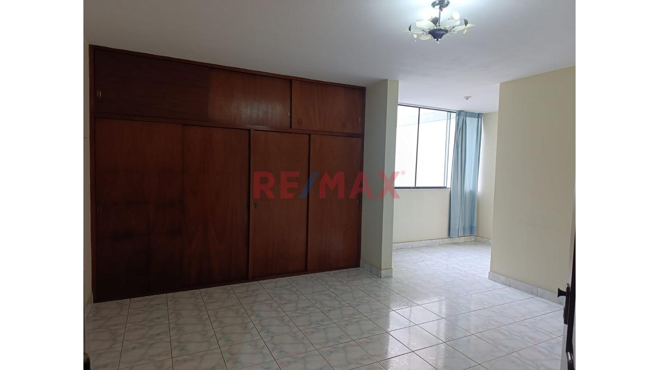 Casa En Esquina De 165 M² En Los Olivos | Ideal Para Inversión O Vivienda Multifamiliar — foto 11