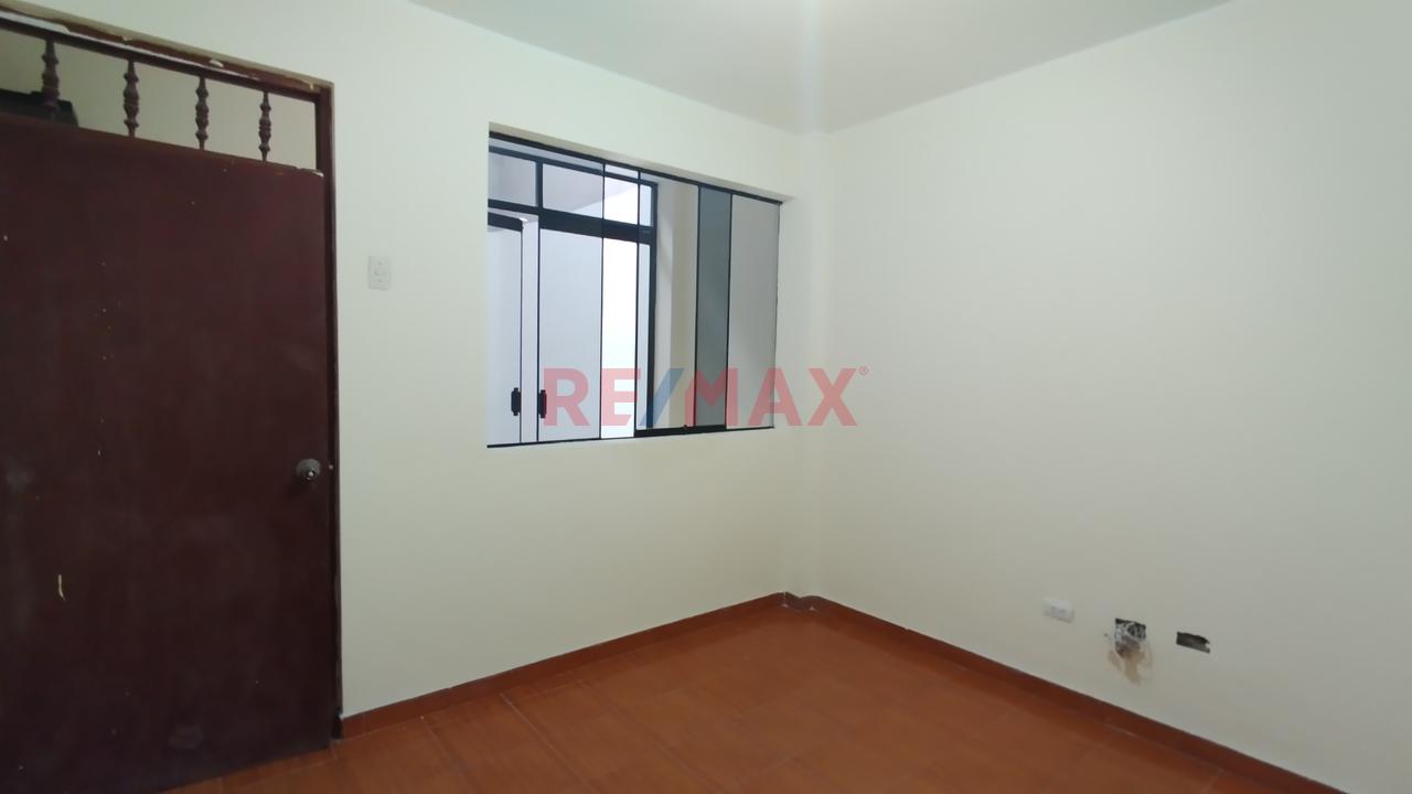 Departamento Amplio Primer Piso Con Cochera En San Juan De Lurigancho — foto 15