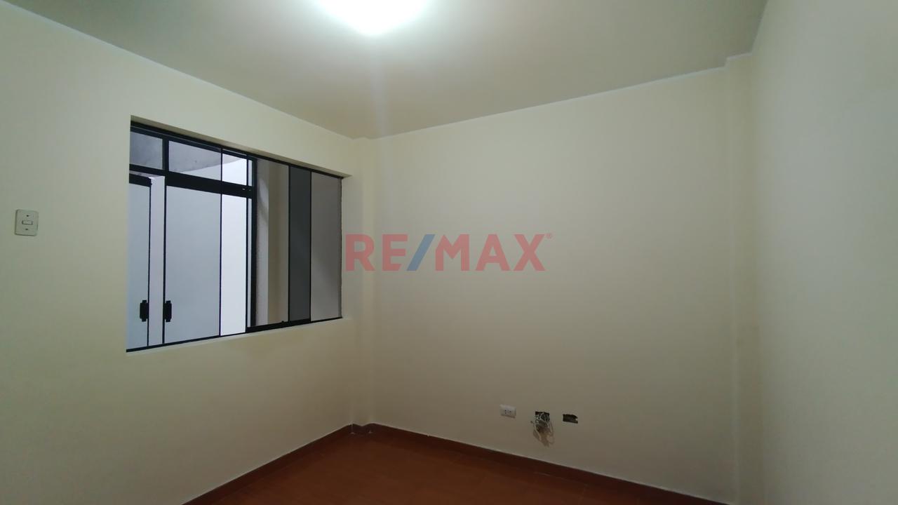 Departamento Amplio Primer Piso Con Cochera En San Juan De Lurigancho — foto 14