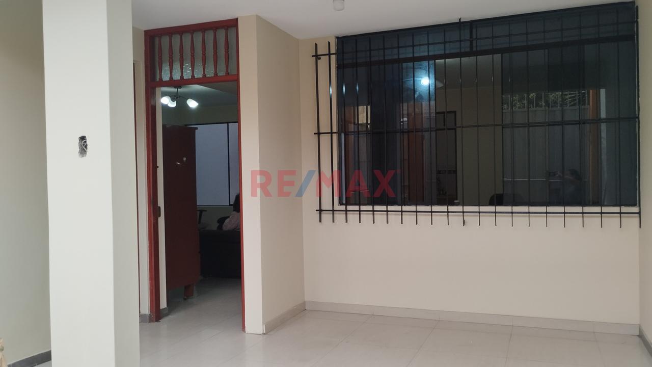 Departamento Amplio Primer Piso Con Cochera En San Juan De Lurigancho — foto 3