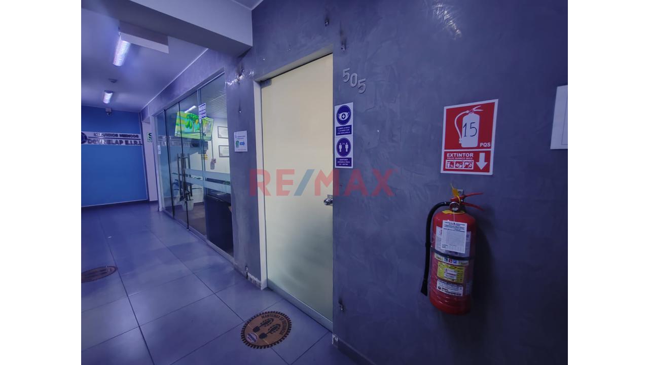 Vendo Oficina De 22.10 M² En Compucentro Santa Anita - 9