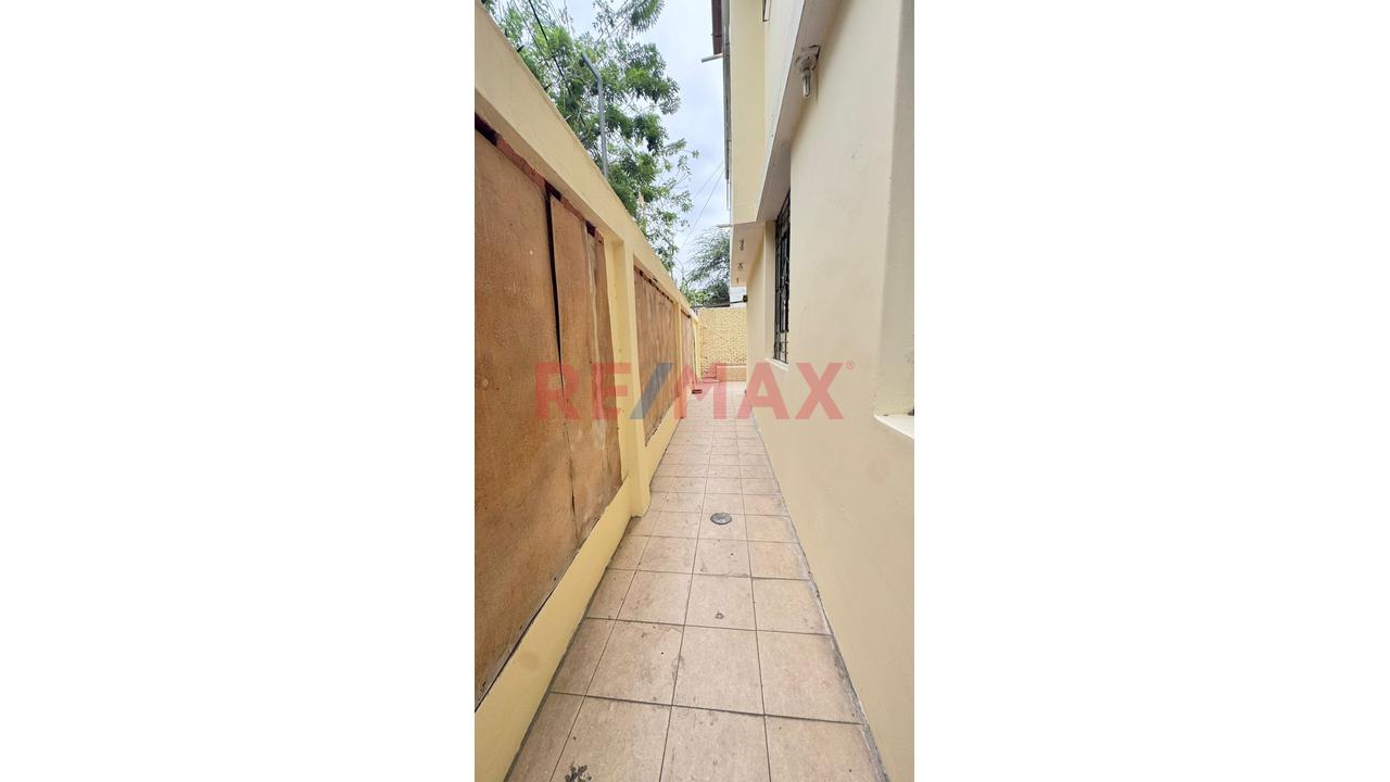 🏡 ¡Casa En Venta Sobre La Av. Luis Montero! Amplios Espacios, Cochera Y Excelente Ubicación - 11