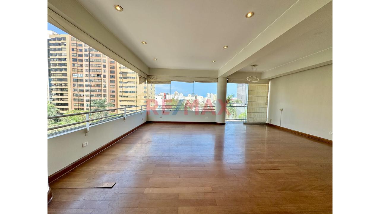 🏡 Exclusivo Departamento Con Ascensor Directo Y Doble Cochera | Vista Exterior | San Isidro — foto 2