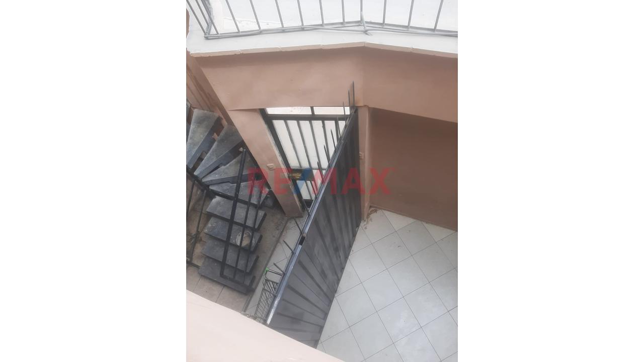 Venta De Casa De 138 M2  2 Pisos  Con Azotea En San Martin De Porras .Cerca Av.Faucett Y Canta Callao — foto 2