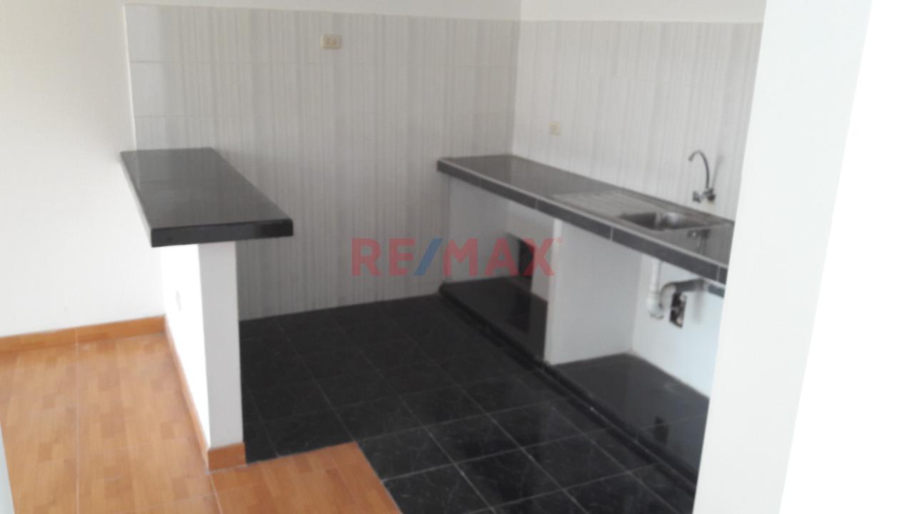 Venta De Casa De 138 M2  2 Pisos  Con Azotea En San Martin De Porras .Cerca Av.Faucett Y Canta Callao — foto 12