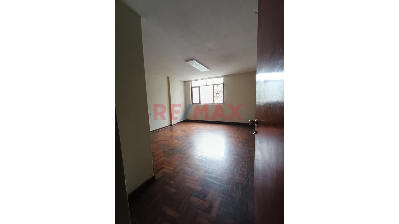 Casa De 3 Pisos En Alquiler Para Empresas, Oficinas O Vivienda En Excelente Ubicación De San Juan De Miraflores - 9