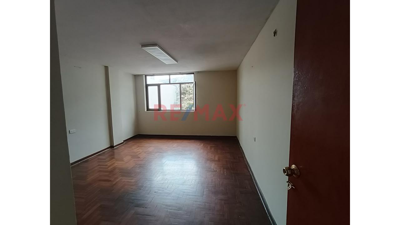 Casa De 3 Pisos En Alquiler Para Empresas, Oficinas O Vivienda En Excelente Ubicación De San Juan De Miraflores - 11