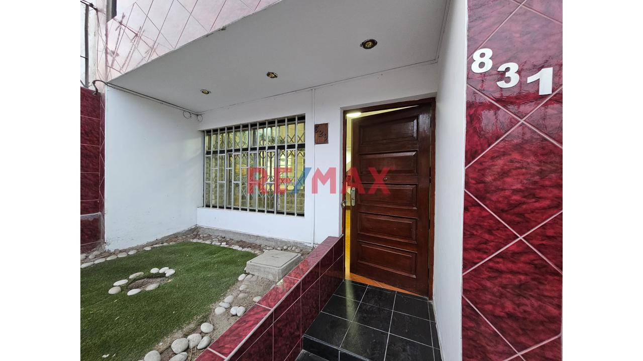 Casa De 3 Pisos En Alquiler Para Empresas, Oficinas O Vivienda En Excelente Ubicación De San Juan De Miraflores - 1