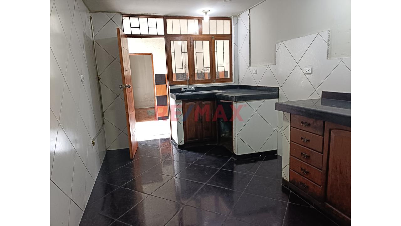 Casa De 3 Pisos En Alquiler Para Empresas, Oficinas O Vivienda En Excelente Ubicación De San Juan De Miraflores - 5