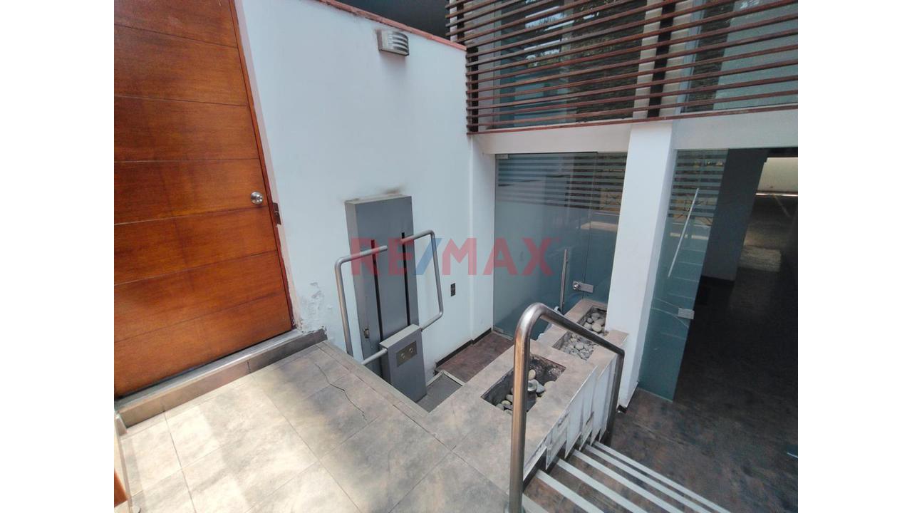 Vendo Amplio Departamento Primer Piso Con Terraza + 2 Estacionamientos — foto 2