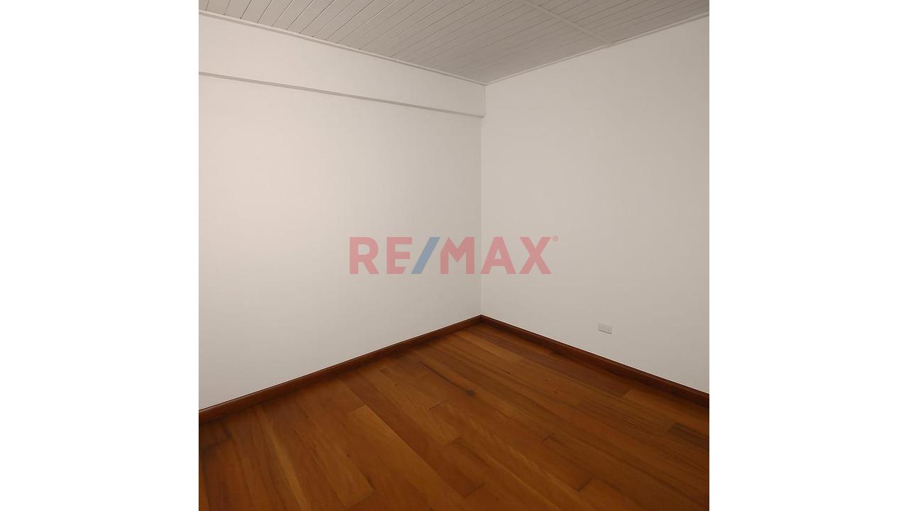 Vendo Amplio Departamento Primer Piso Con Terraza + 2 Estacionamientos — foto 3
