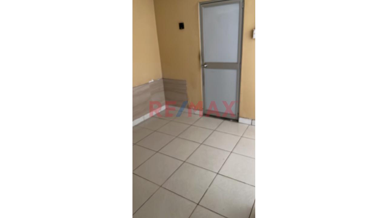 Casa De 3 Pisos En Plena Av. Huarochirí | A Pasos Del Óvalo Huarochirí — foto 2