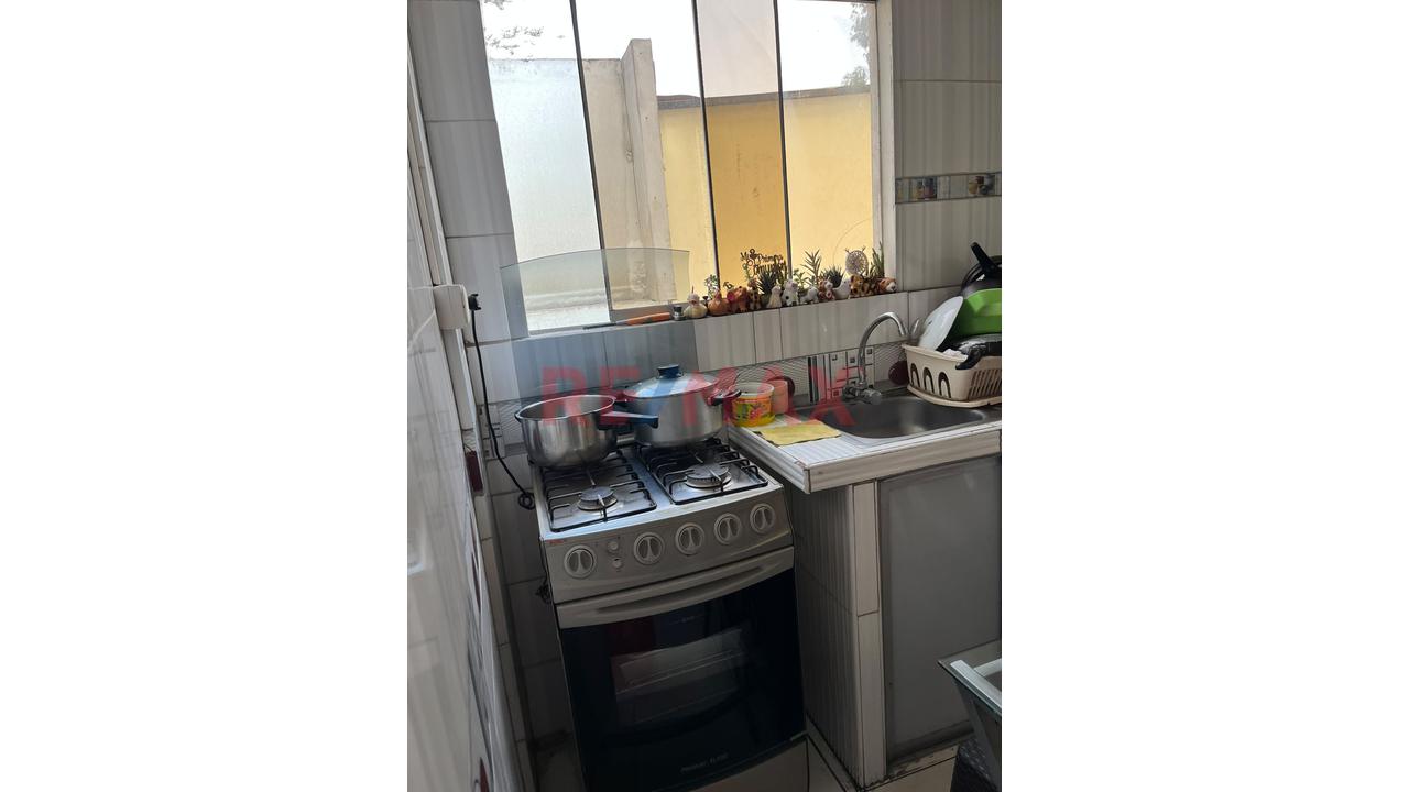 Casa De 3 Pisos En Plena Av. Huarochirí | A Pasos Del Óvalo Huarochirí — foto 11