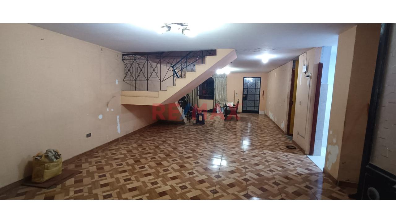 Vendo Amplia Y Estratégica Casa Familiar De 259 M² En Comas: Máximo Confort Y Excelente Conectividad — foto 2
