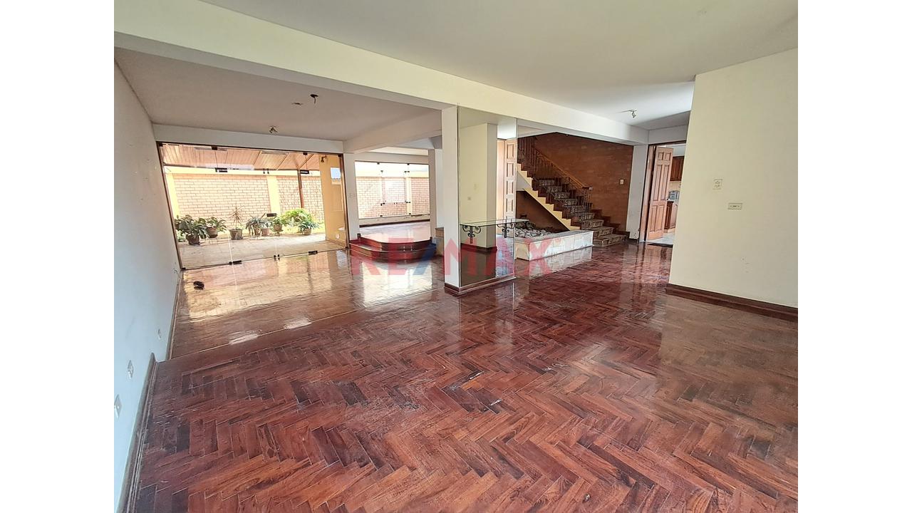 Ocasion! Venta Casa Residencial Frente A La Universidad De Lima Y Jockey Plaza - Surco — foto 2