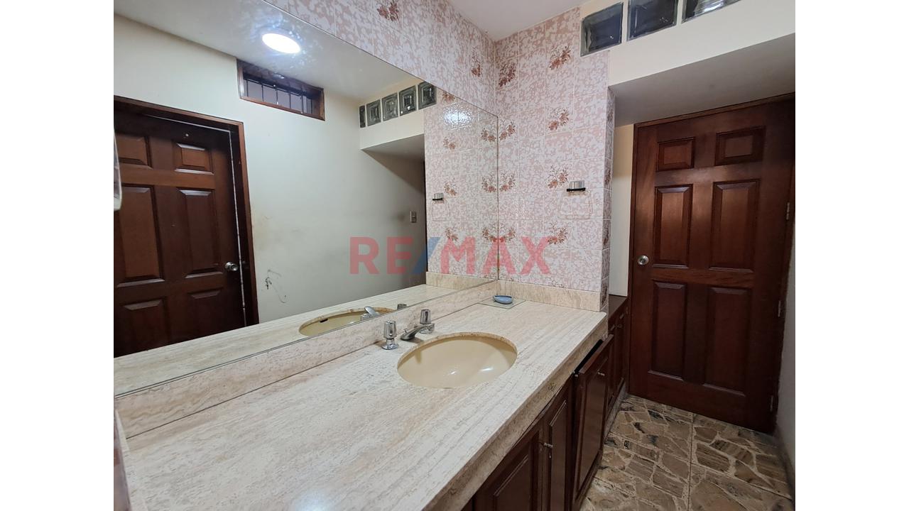 Se Alquila! Casa Residencial De 3 Pisos Frente A La Universidad De Lima Y Jockey Plaza - Surco — foto 12