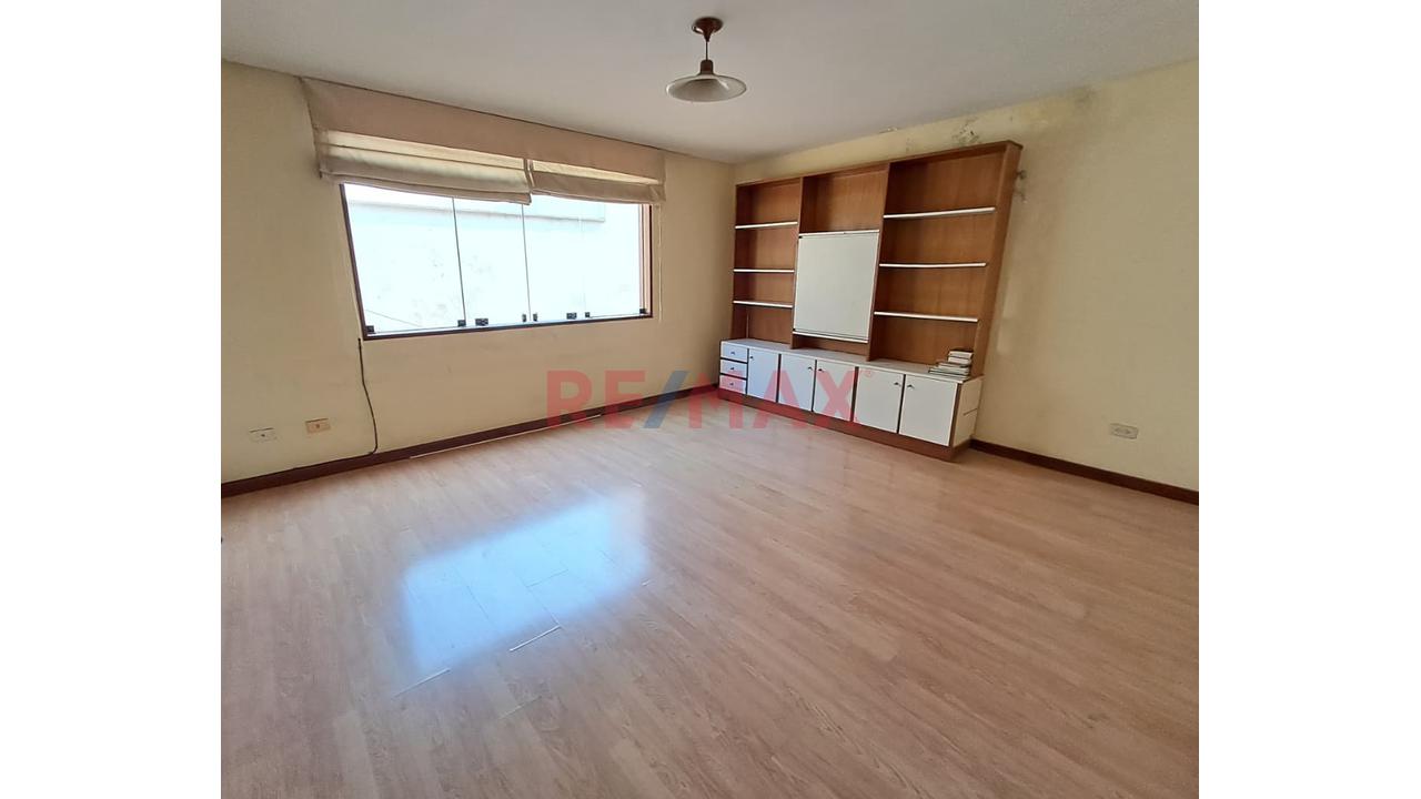 Se Alquila! Casa Residencial De 3 Pisos Frente A La Universidad De Lima Y Jockey Plaza - Surco — foto 10