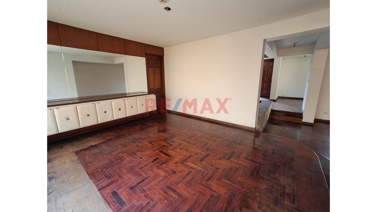 Se Alquila! Casa Residencial De 3 Pisos Frente A La Universidad De Lima Y Jockey Plaza - Surco